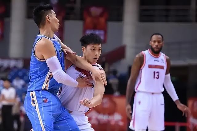 宝威体育登录入口-杜锋拆双后卫变招！粤京抢四强，宿敌对决今晚开打