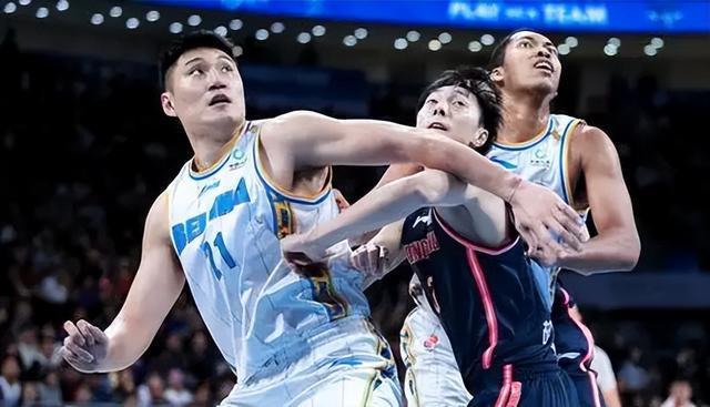 宝威体育登录入口-杜锋拆双后卫变招！粤京抢四强，宿敌对决今晚开打